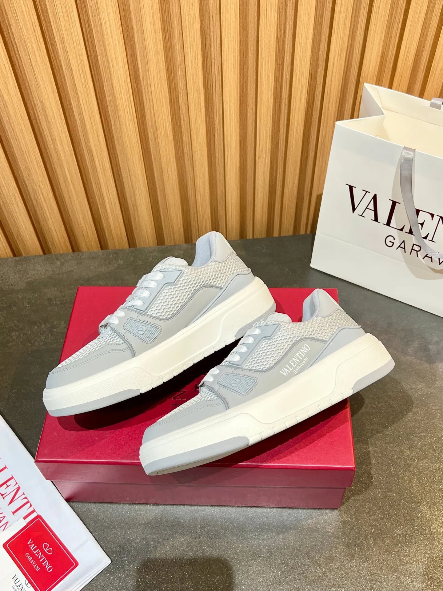 Men's men's shoes 💰640 VLNT Valentino 𝑶𝒏𝒆𝑺𝒕𝒖𝒅 Couple's sneakers series Valentino 2025 latest couple's sneakers, same style for celebrities, hot sale. Original ZP purchase and dismantling. Repeated pattern making and modification. Trying to restore 1:1 original version! Top luxury masterpiece, soft and comfortable, breathable and light, combines fashion and leisure, brings excellent and elegant texture and excellent on-foot comfort. Top purchasing version upper: imported high-end breathable mesh/original oil edge craftsmanship. Inner: imported mesh. Outsole: original development 𝐓𝐏𝐔 two-color combination outsole. Packaging: original configuration complete package. Code number: 35/44 (customized 45 46). Can be customized (self-labeled - no label) order.